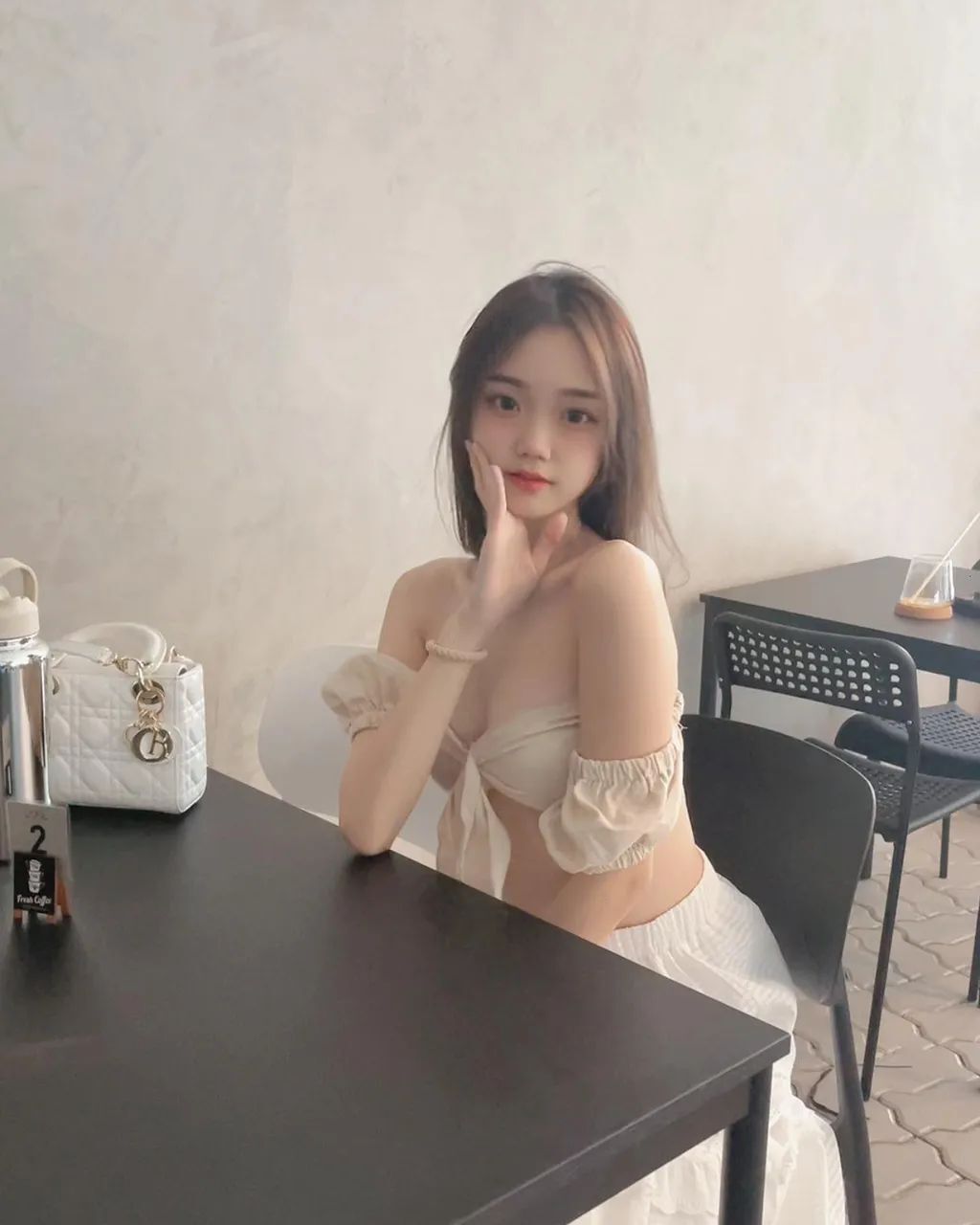 身材极好的低胸装美女