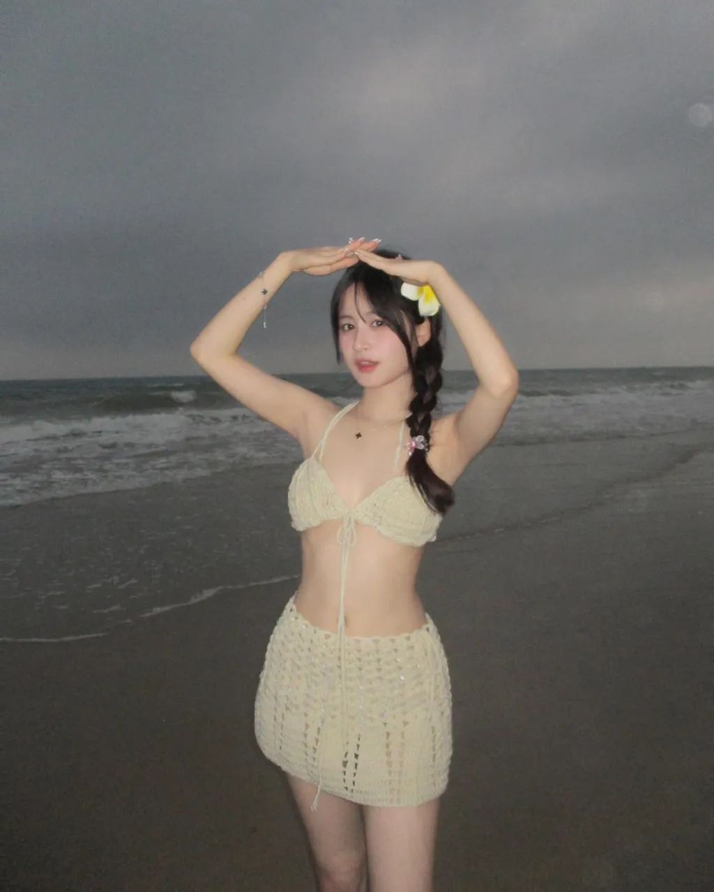 头戴小花的甜美女孩