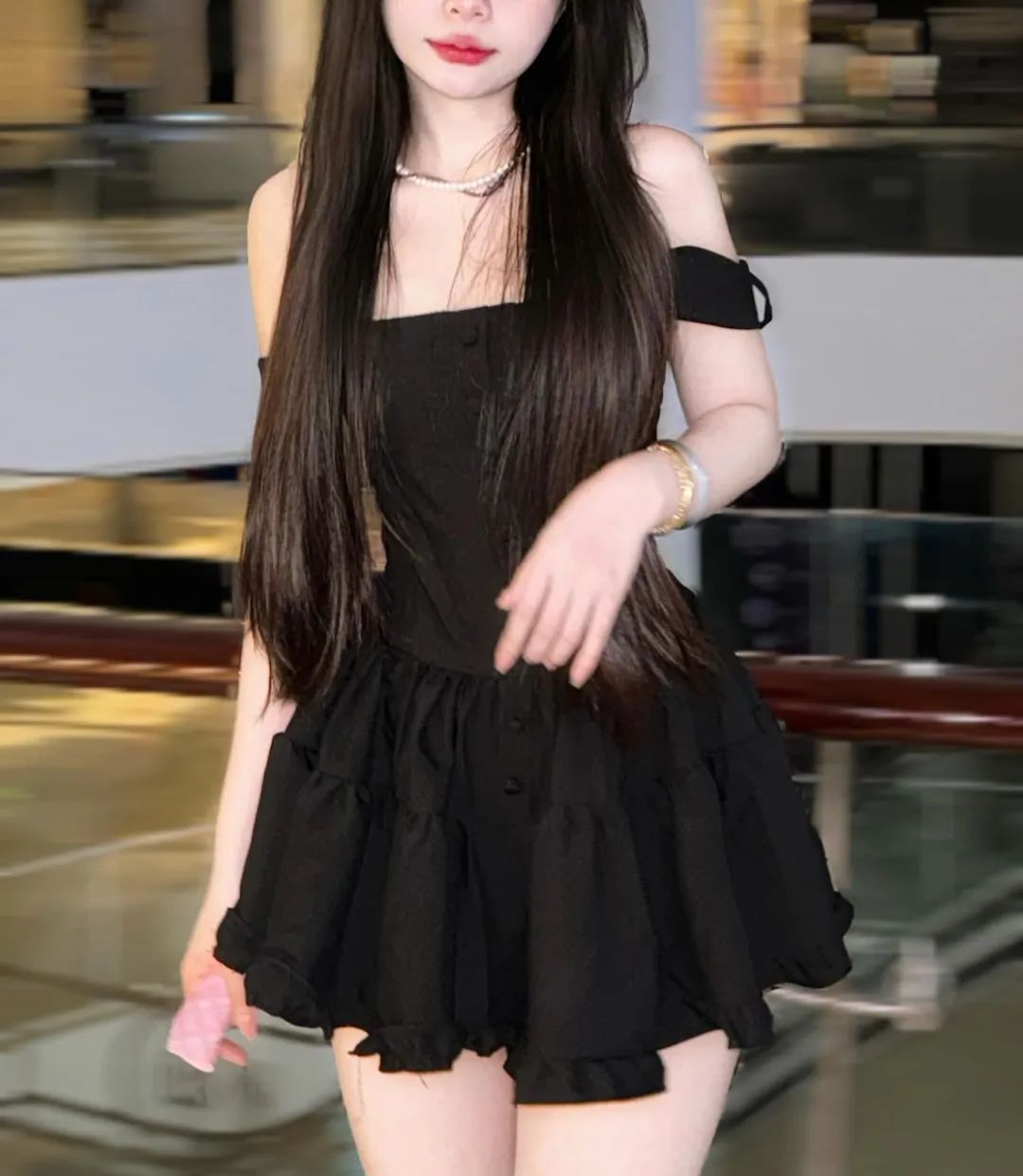 黑色连衣裙
