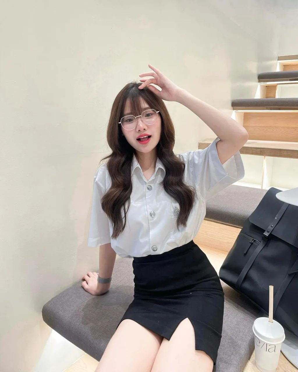 戴眼镜的职场女性