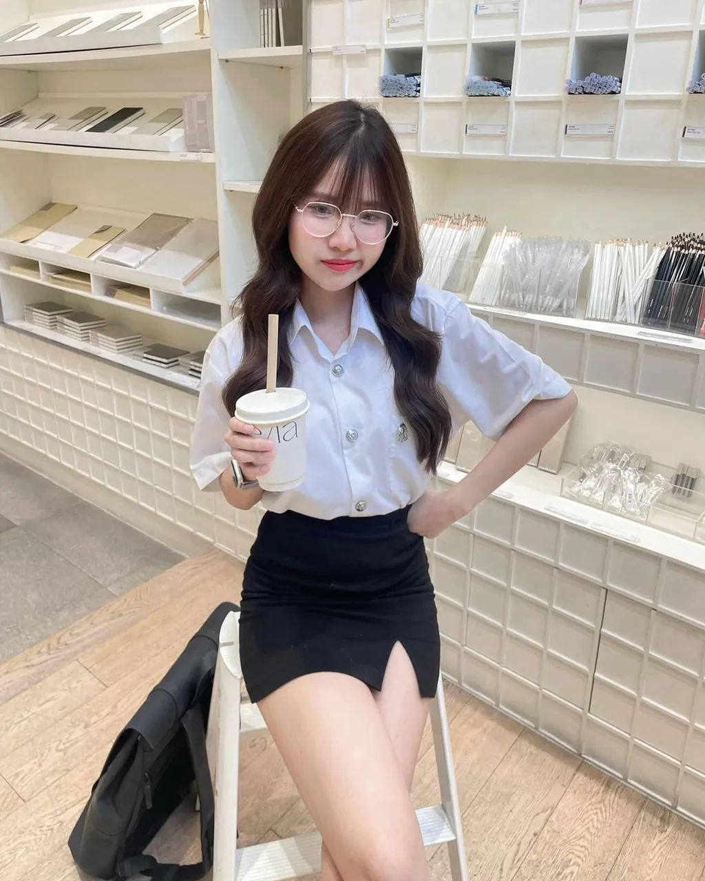 戴眼镜的职场女性