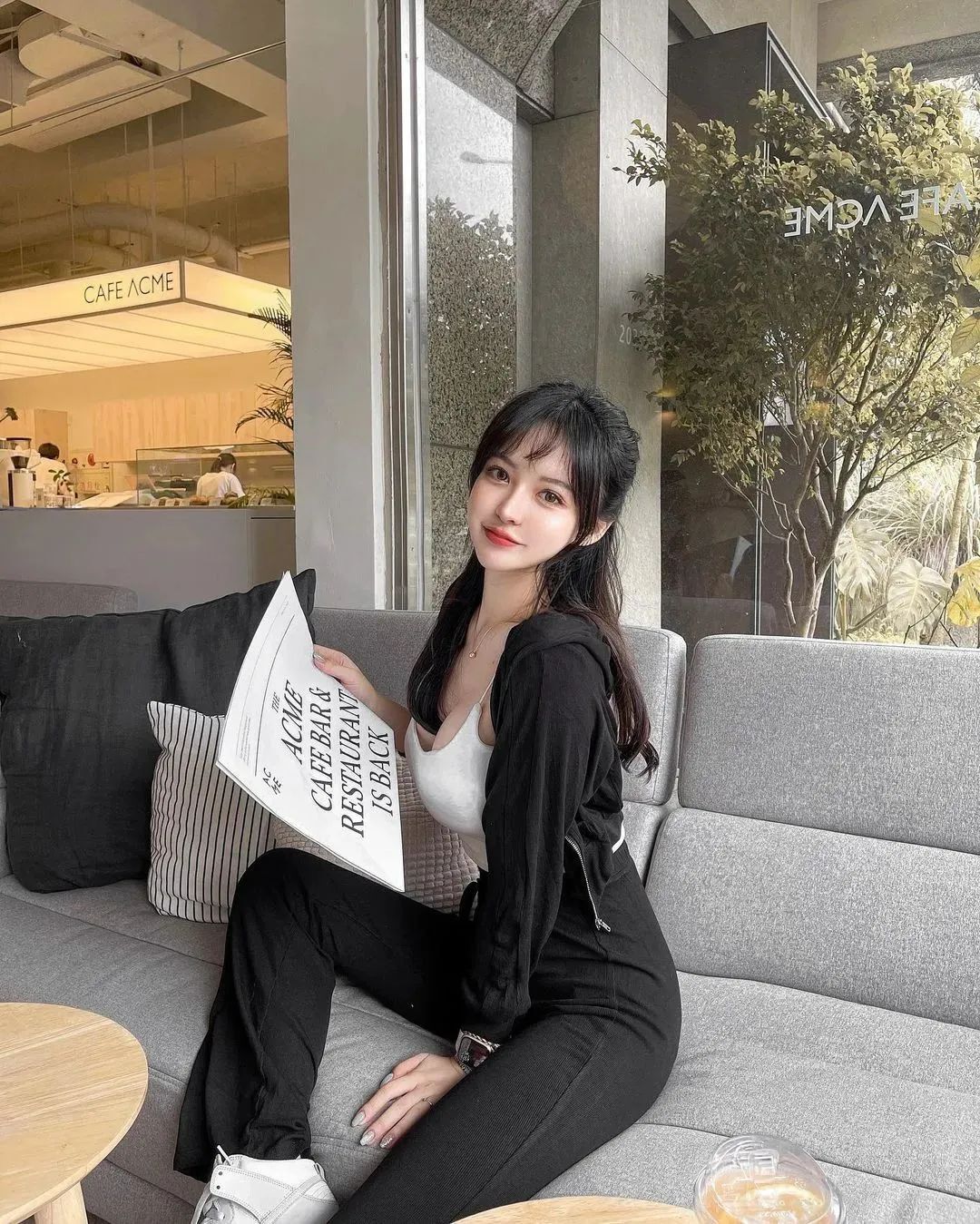 美女壁纸丨李优，长相出众、身材犯规的美女美甲师