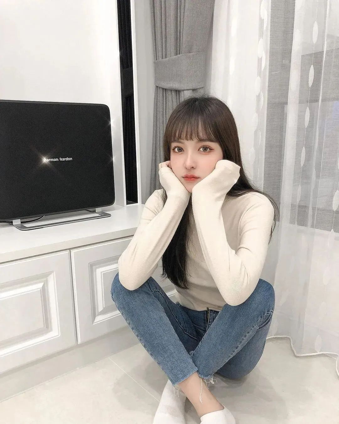 美女壁纸丨李优，长相出众、身材犯规的美女美甲师