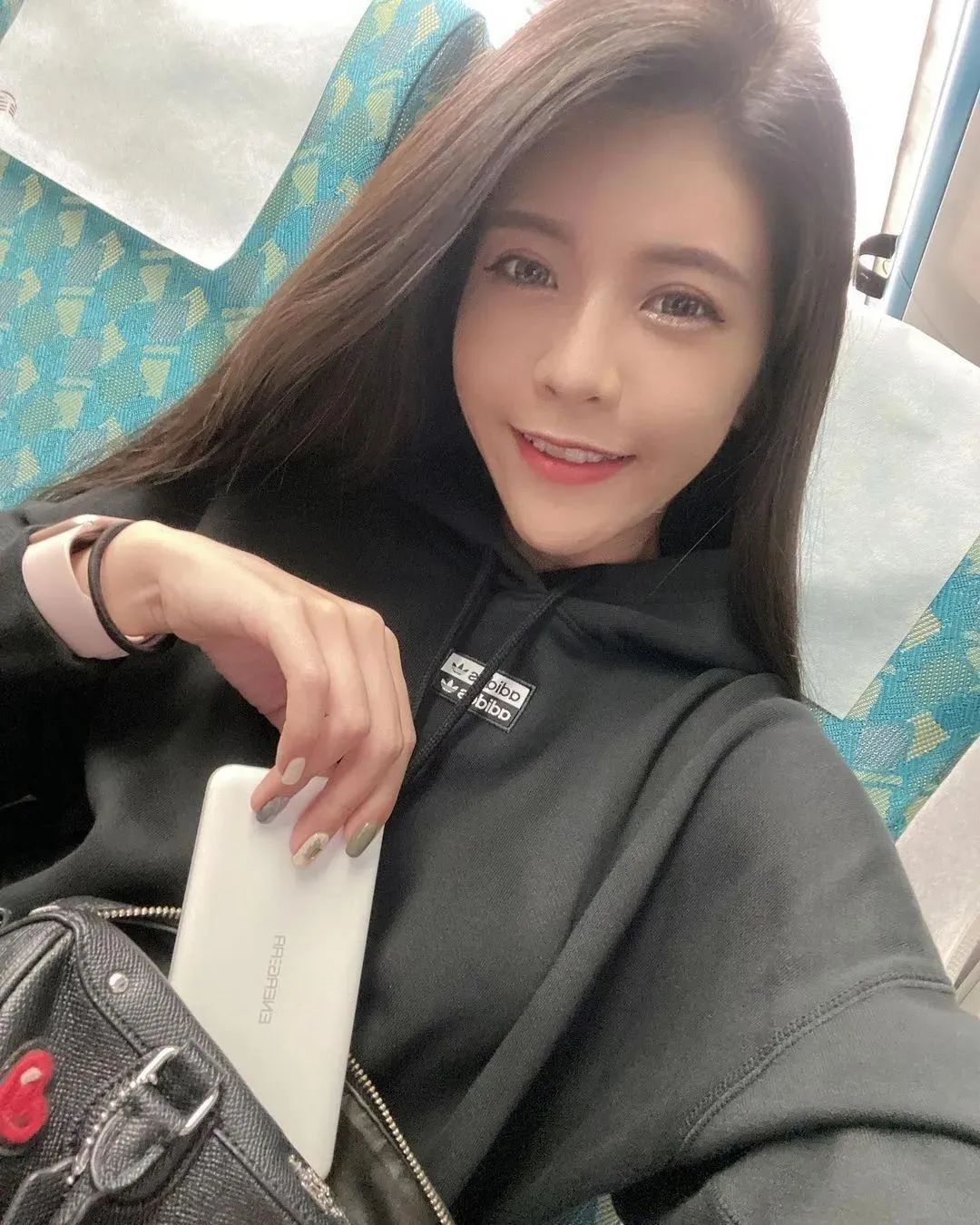 美女壁纸丨Chiao焦糖，长相甜美可人的台湾正妹
