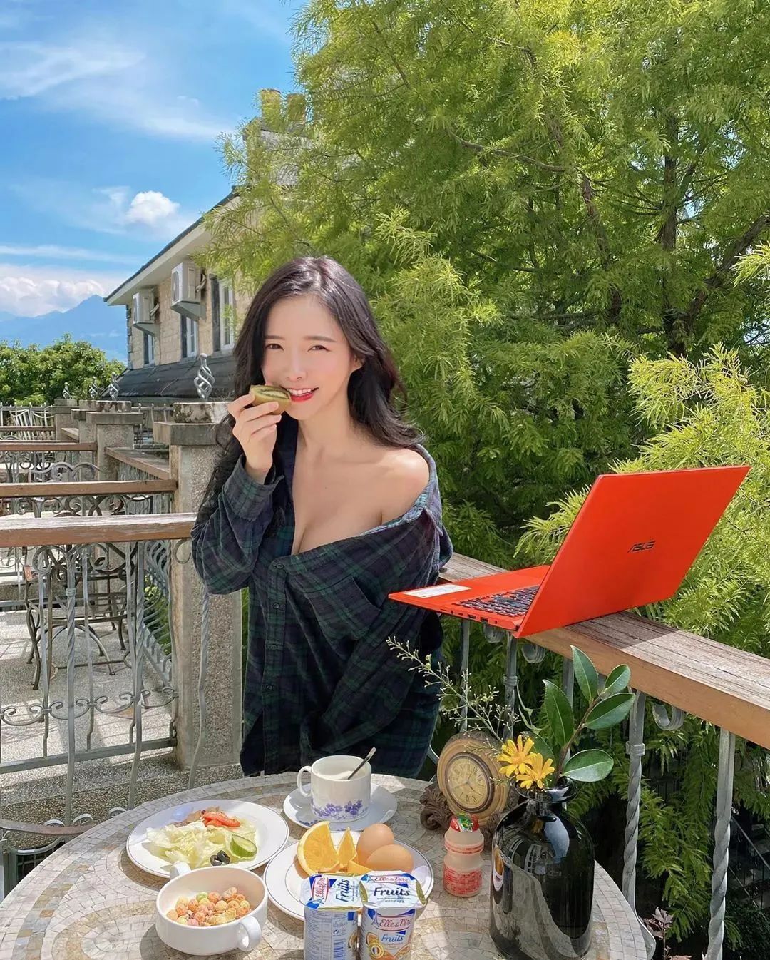 美女壁纸丨蓝星蕾，长相甜美可人的网红美女