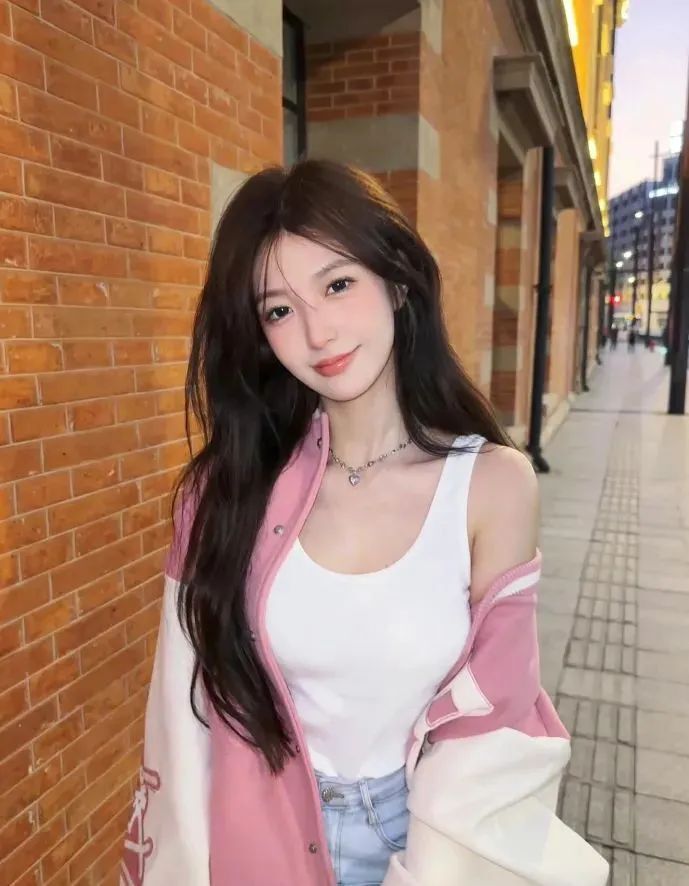 北影校花邓子怡，甜美迷人的00后小美女