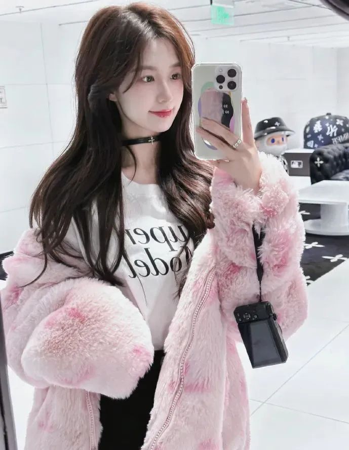 北影校花邓子怡，甜美迷人的00后小美女