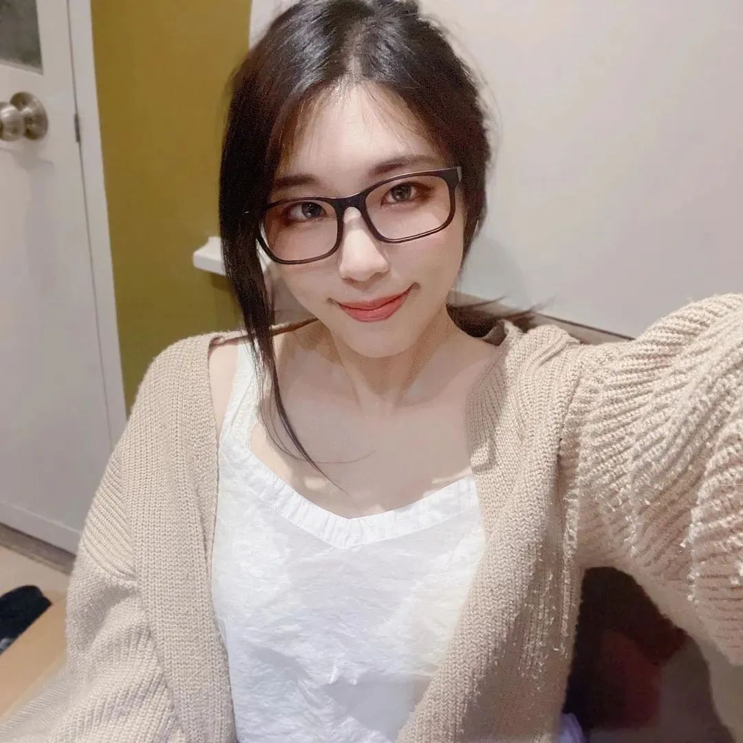 台湾网红小墨，才貌双全的美女主播