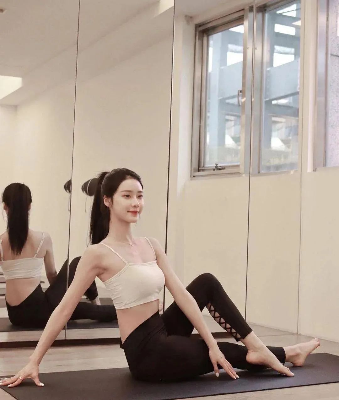 台湾网红杨琪琪，神似洪真英的甜美系女神