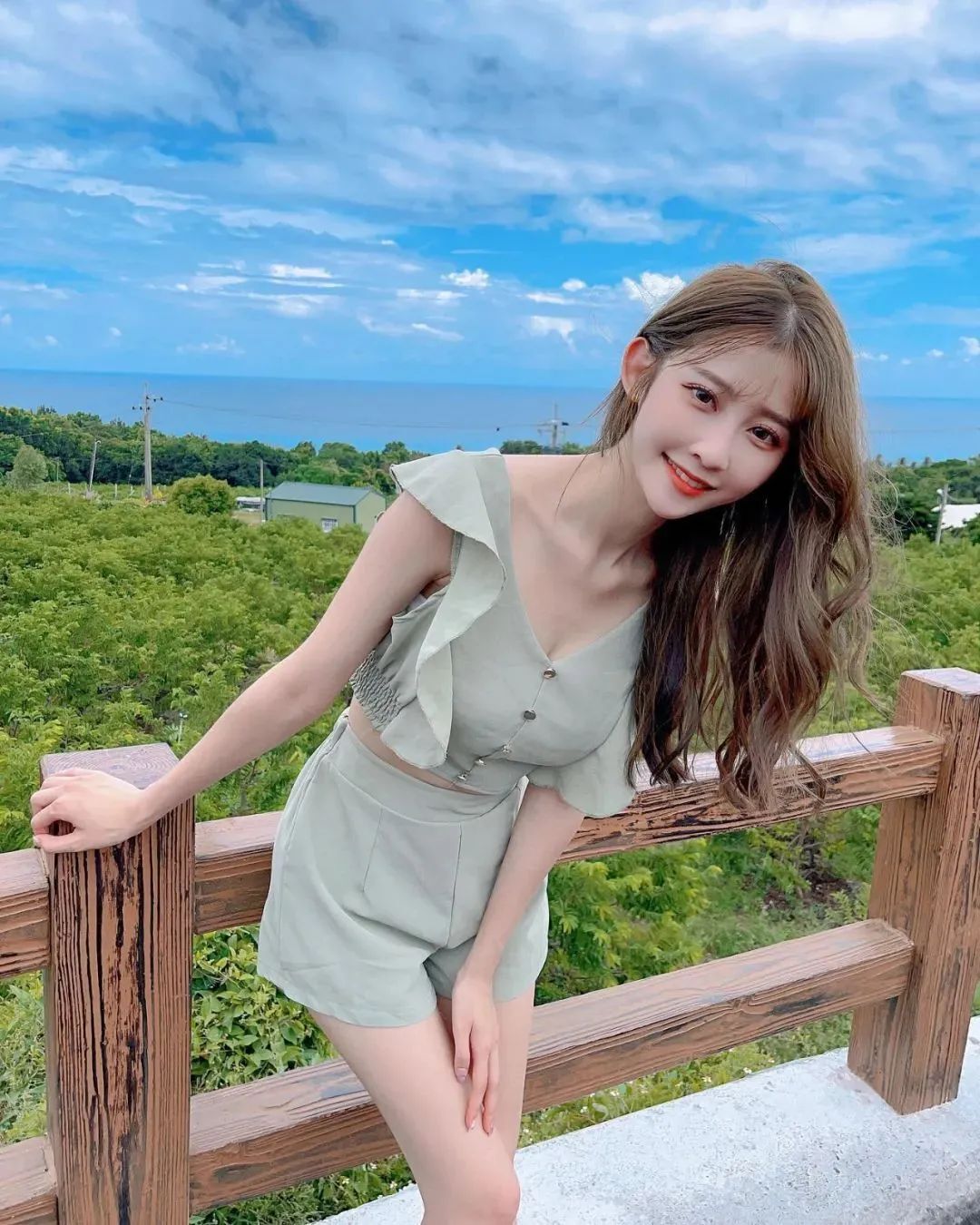 台湾网红enen0528，甜美迷人的阳光美少女