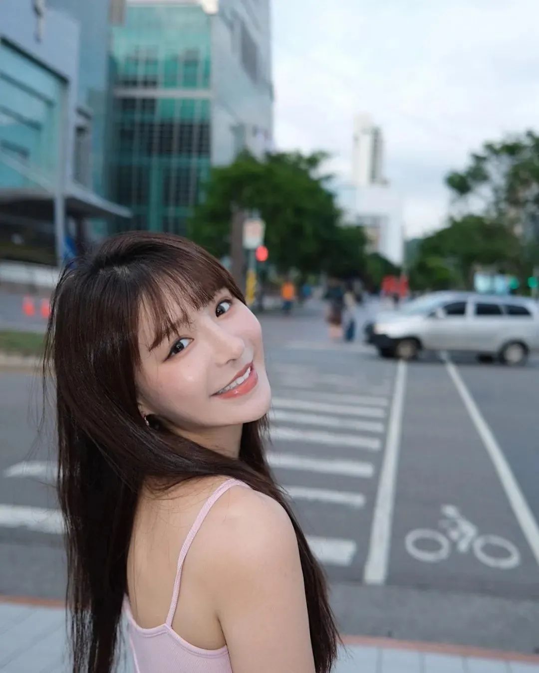 台湾网红吴婕安，拥有天使童颜的她，被网友称其为“呆萌女神”