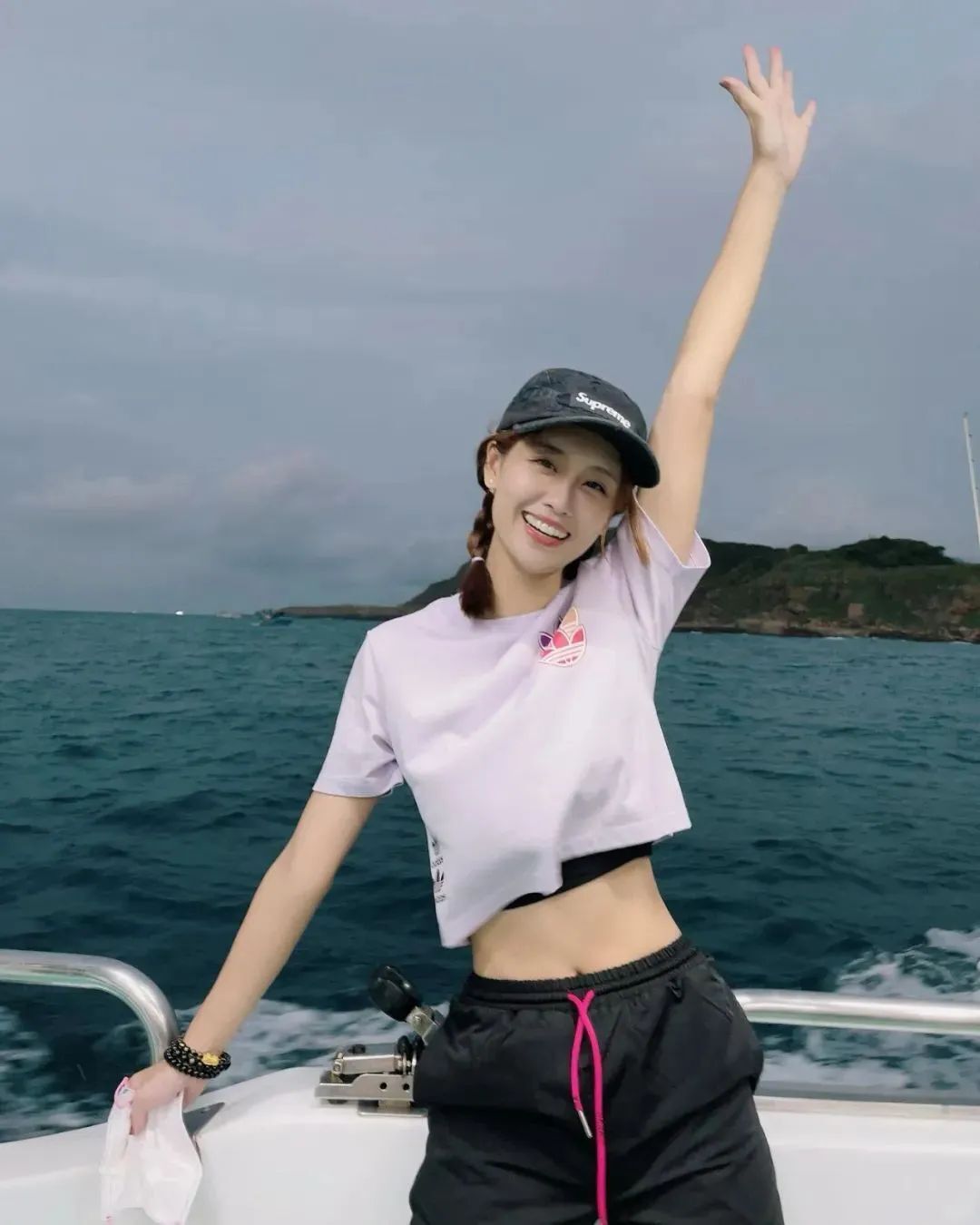 台湾网红林真亦，甜美又性感的“微笑女神”