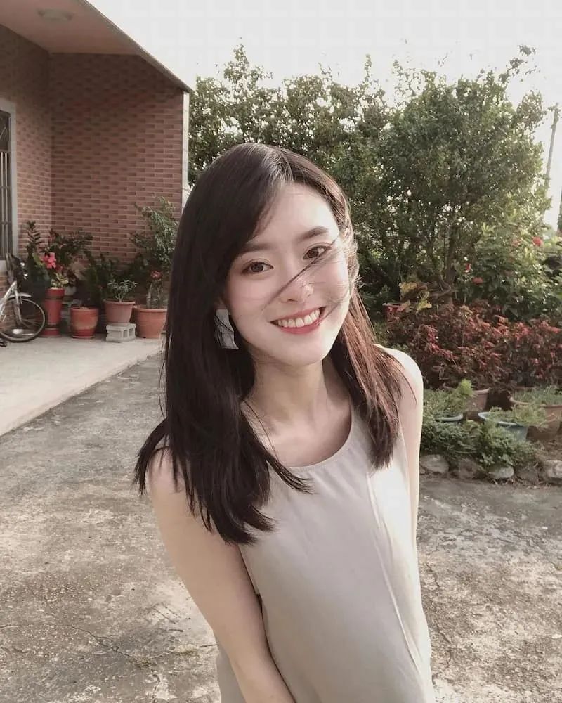 台湾网红邱偲琹，拥有精致氛围感的美少女