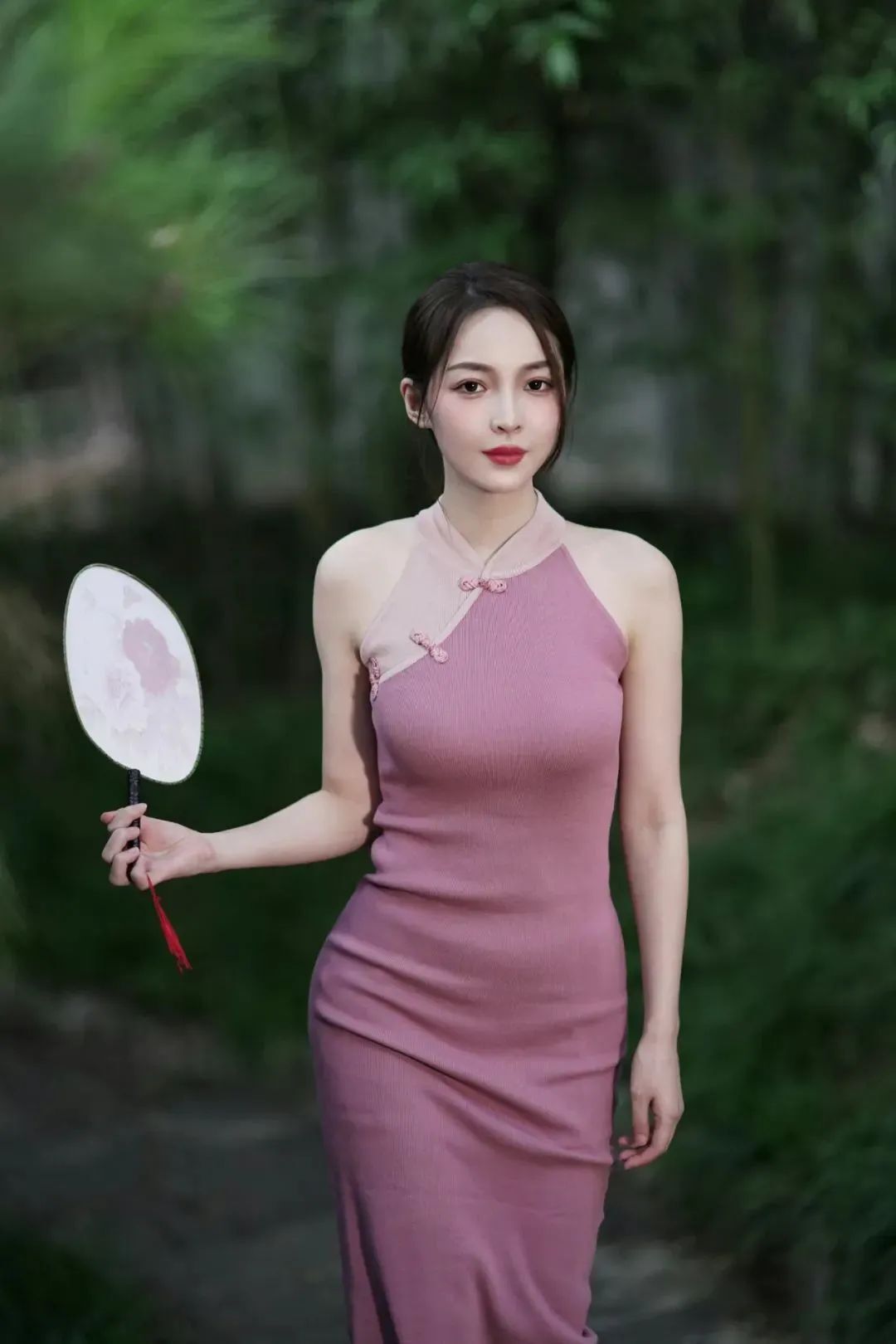 国产网红王钟瑶，辣度指数爆表的最美桌球裁判