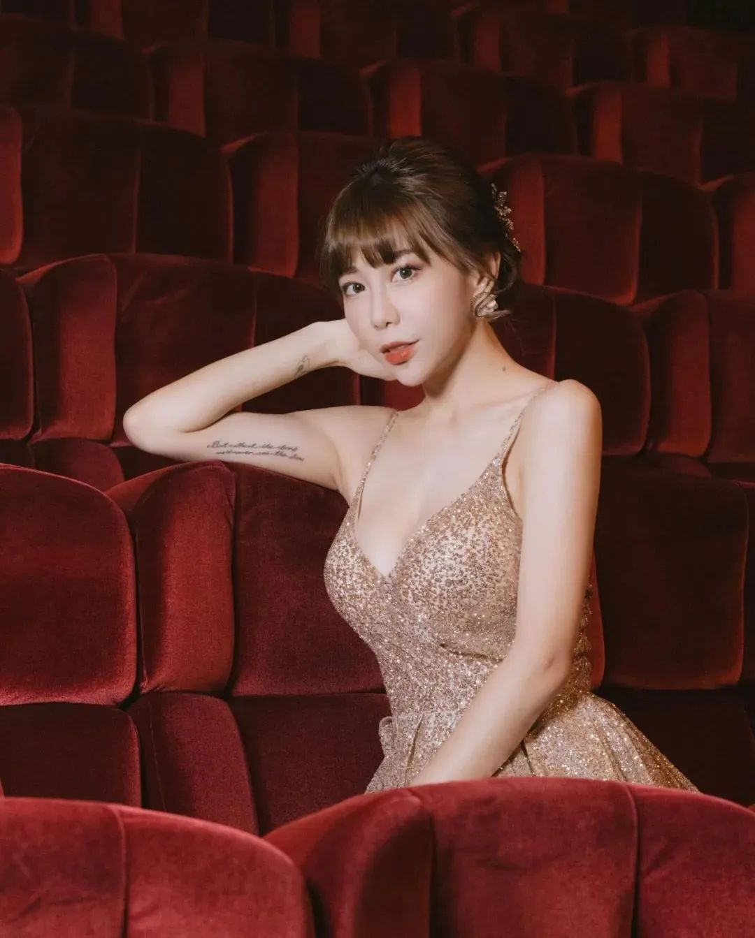 台湾网红董梓甯，甜美又性感的啦啦队女神
