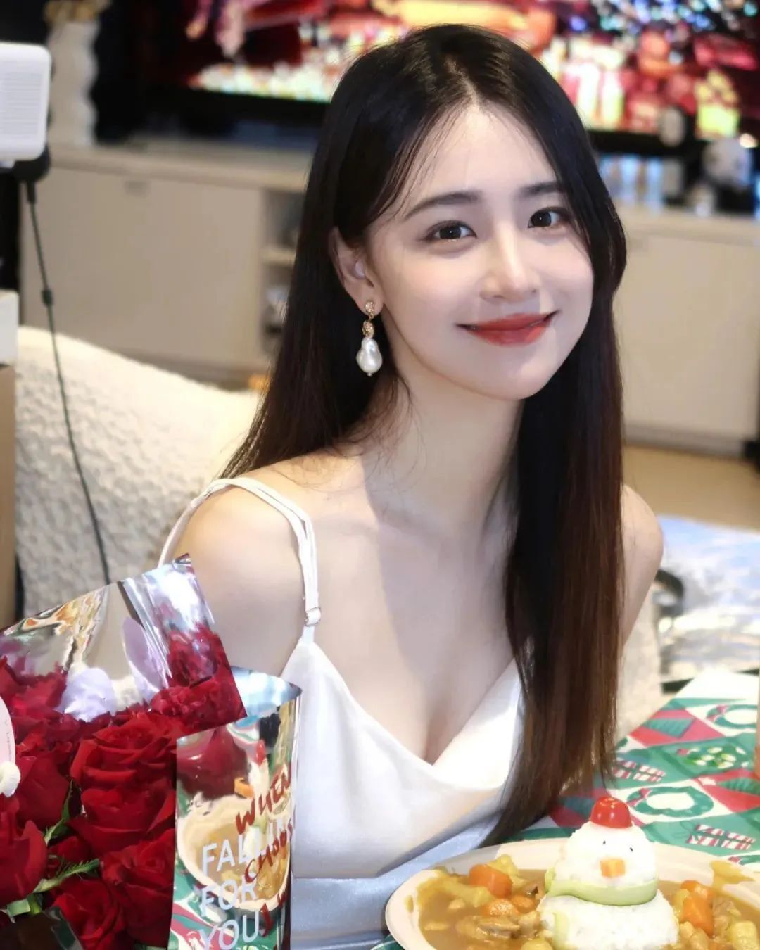 台湾网红李宝猪猪，甜美迷人的御姐范女神