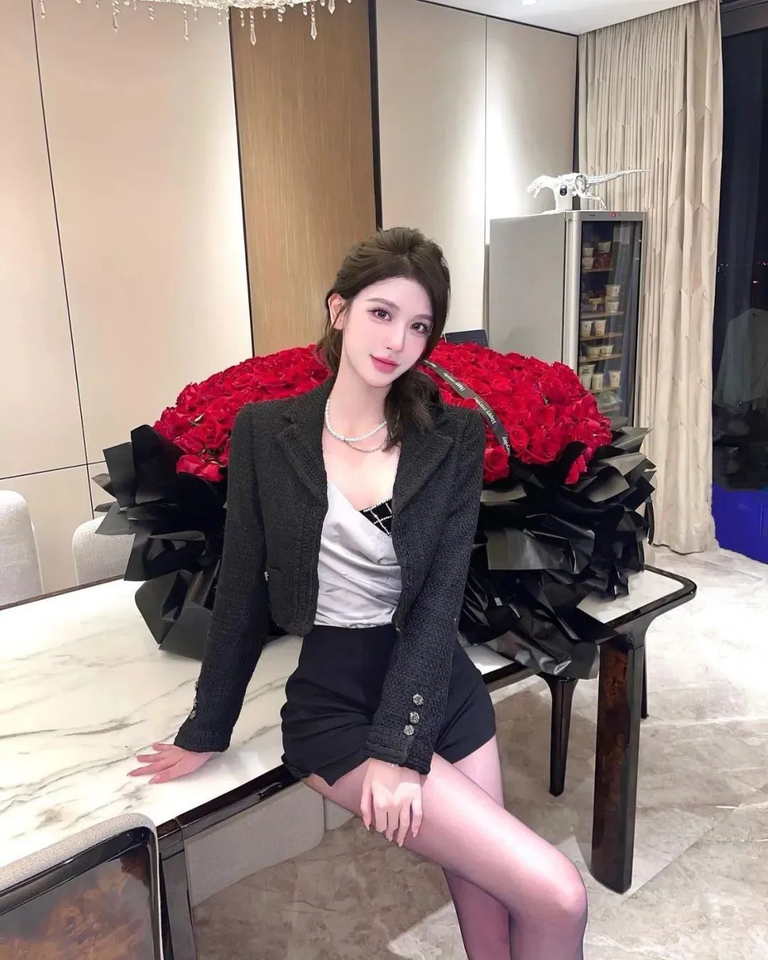 国产网红Jessie，拥有精致氛围感的时尚美女