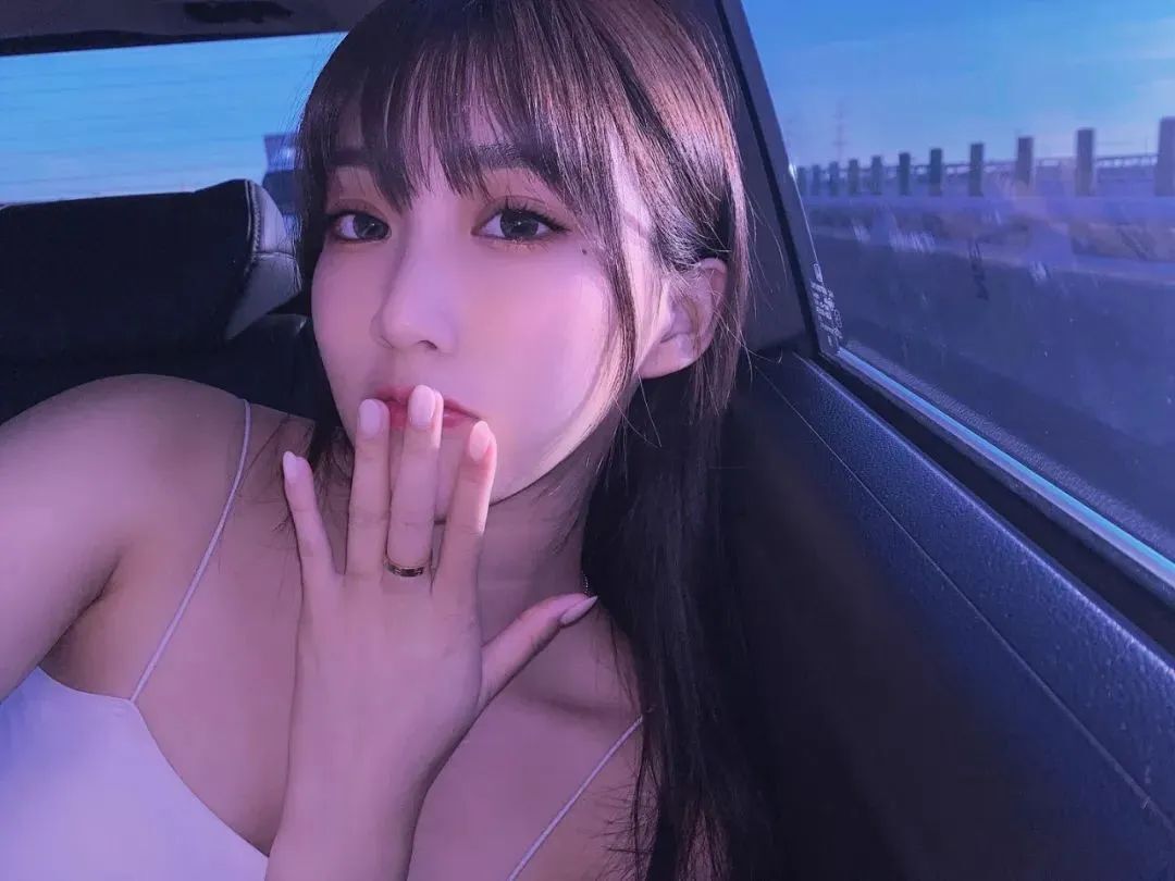 台湾网红张楚珊，甜美又性感的御姐范女神