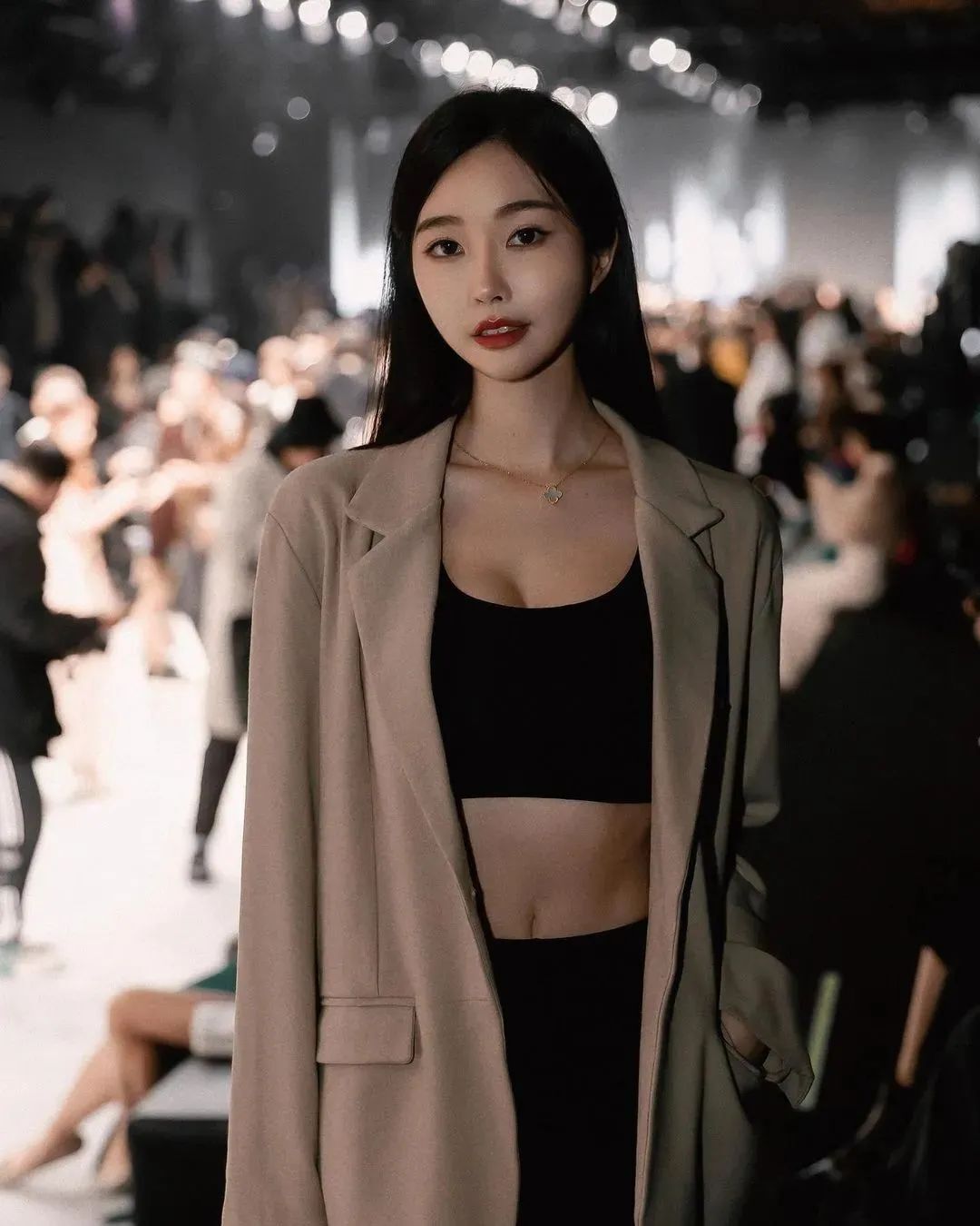 台湾网红美女黄上晏，拥有完美比例身材的音乐系女神