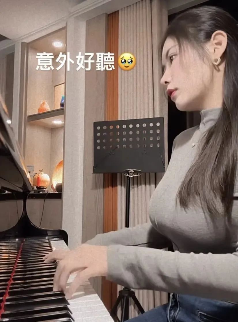 台湾顶级网红女神，甜美又性感的音乐老师