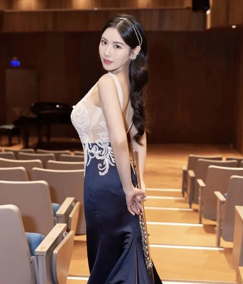 台湾顶级网红女神，甜美又性感的音乐老师