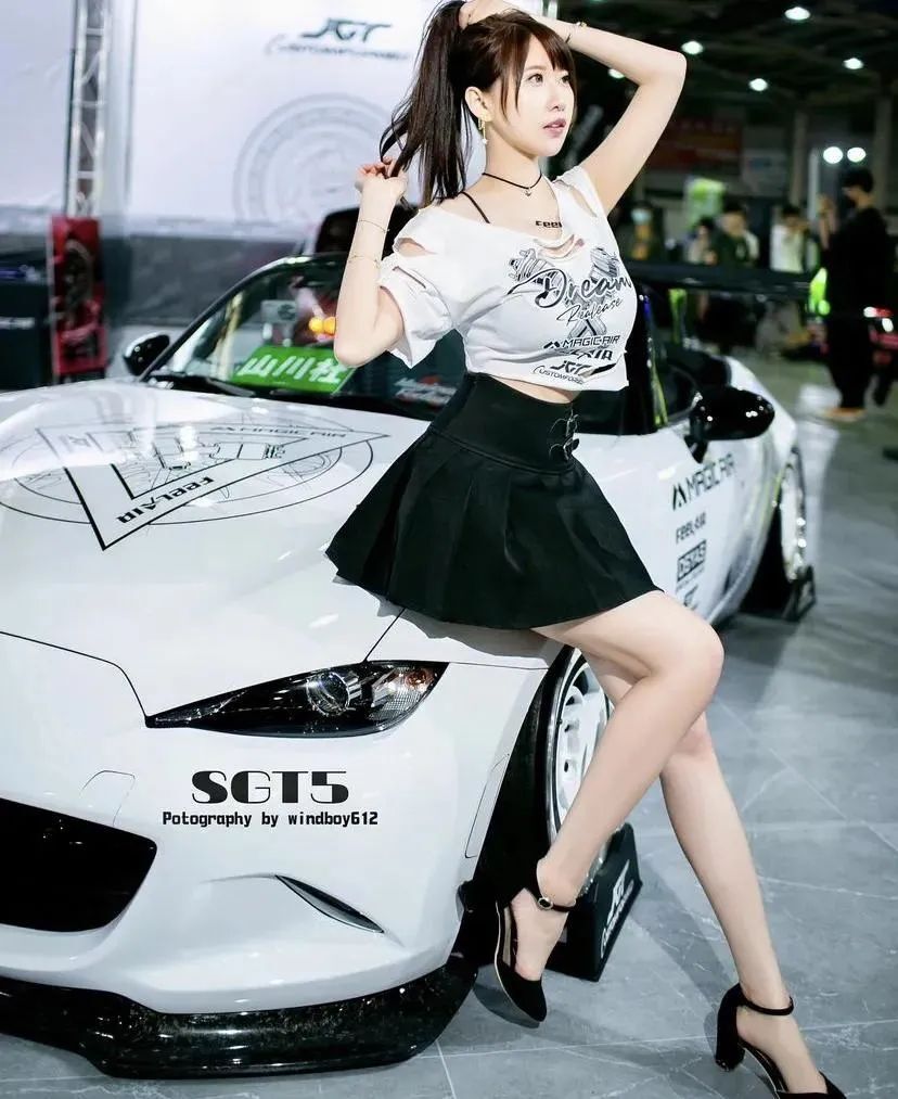 台湾网红 | 蕾儿，甜美又性感的顶级车模
