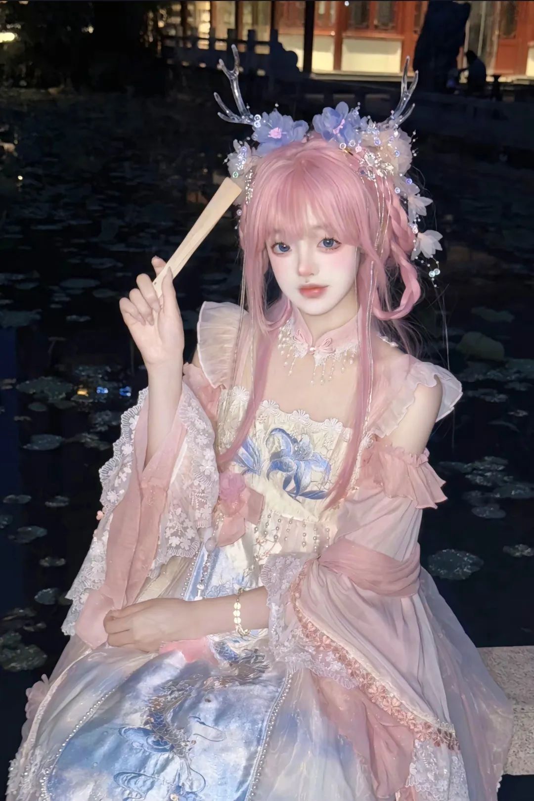 云想衣裳花想容，春风拂槛露华浓。#cos紫色小青龙#甜妹#西施