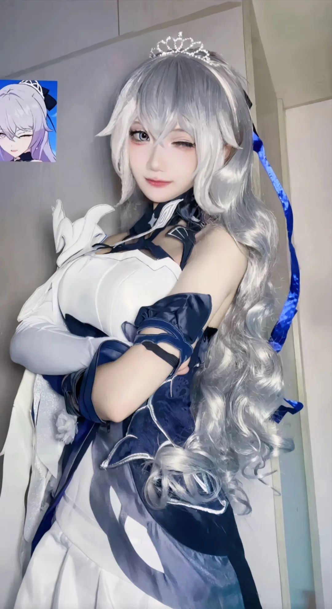 “不论在什么世界，我都会是你的引路人。 永远不要期望在雪地里走回头路，风雪会将你的脚印全部掩埋，你只能向前#cos#布洛妮娅