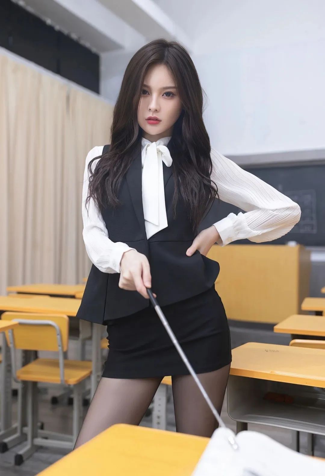 宝岛00后女老师！黑丝长腿，这身材真绝了