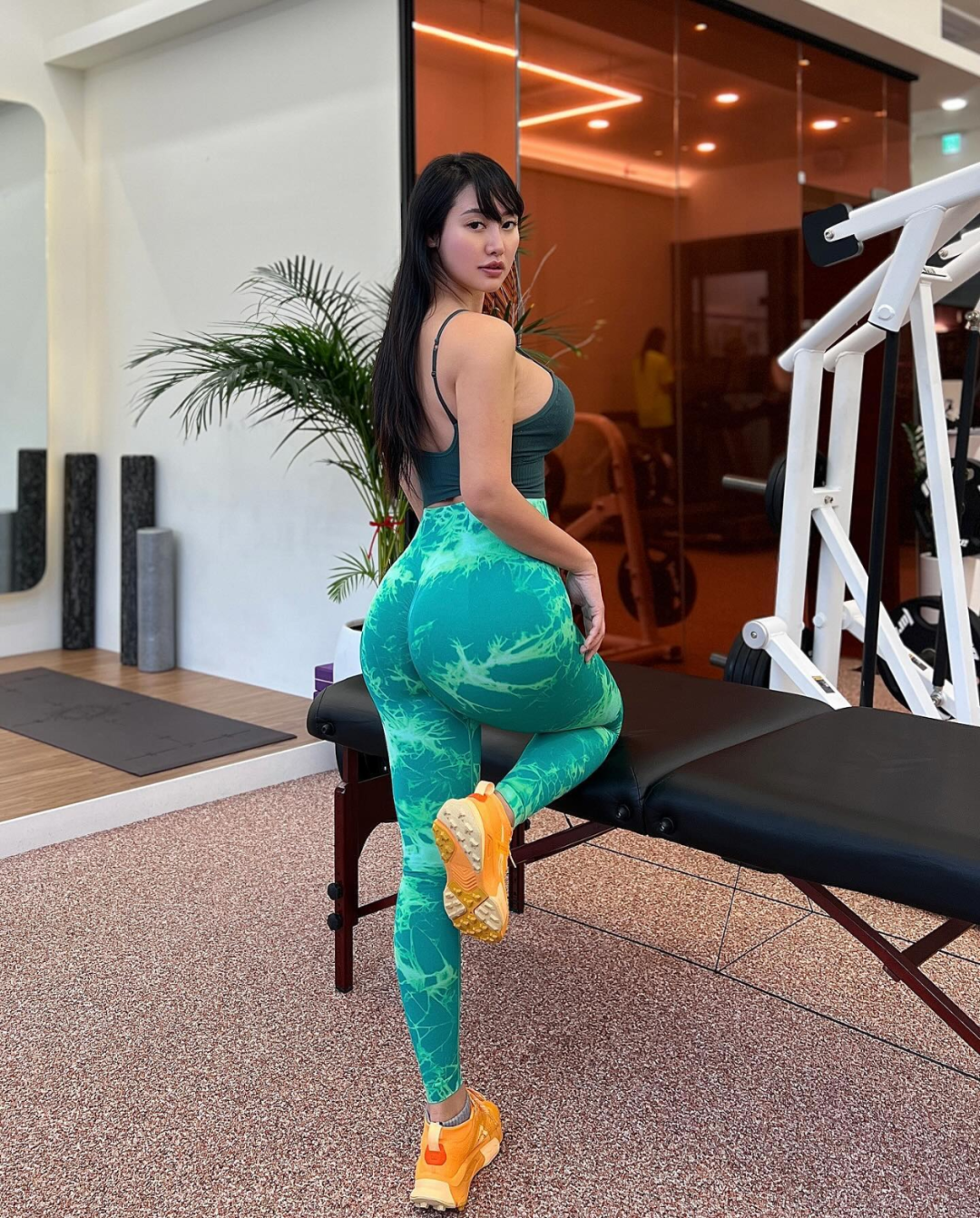 前凸后翘，极品坦克！谁看了能不迷糊？