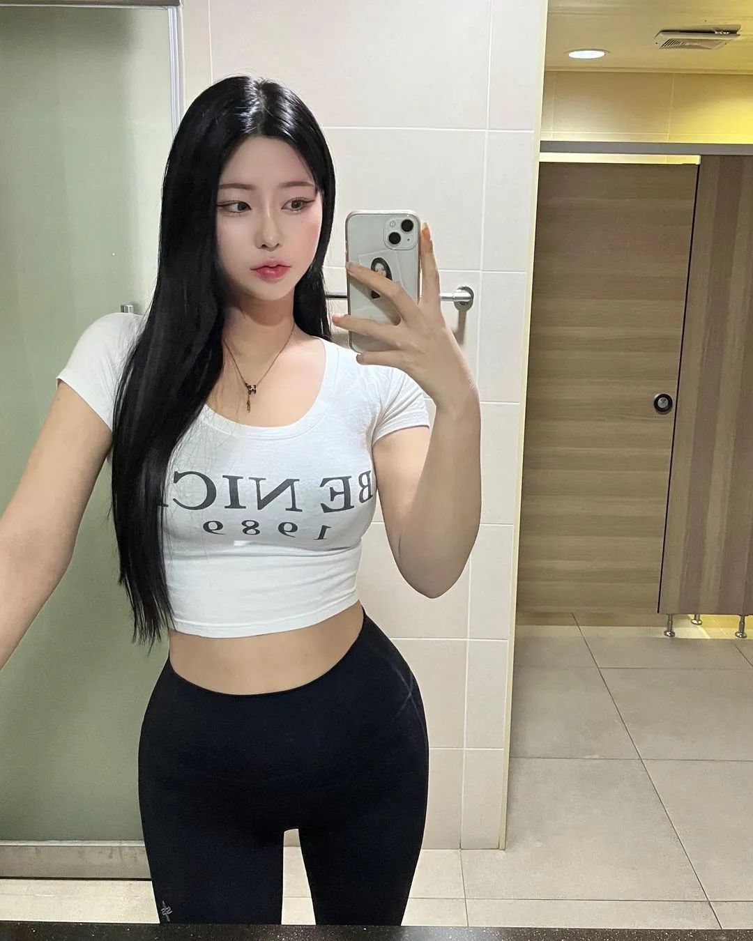 极品韩妹！圆润身材，谁能不迷糊？
