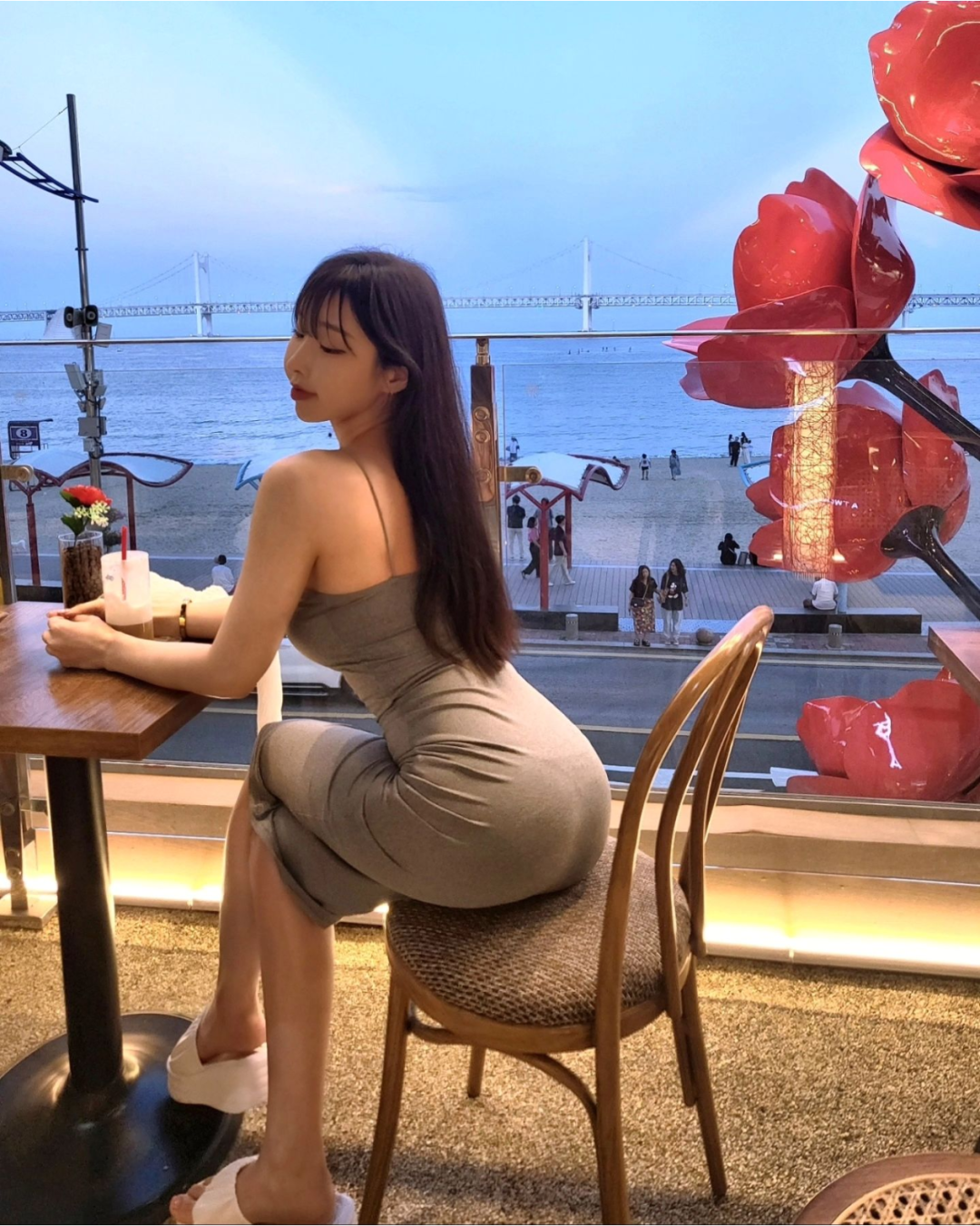 精致的脸蛋！完美的身材！太秀了！