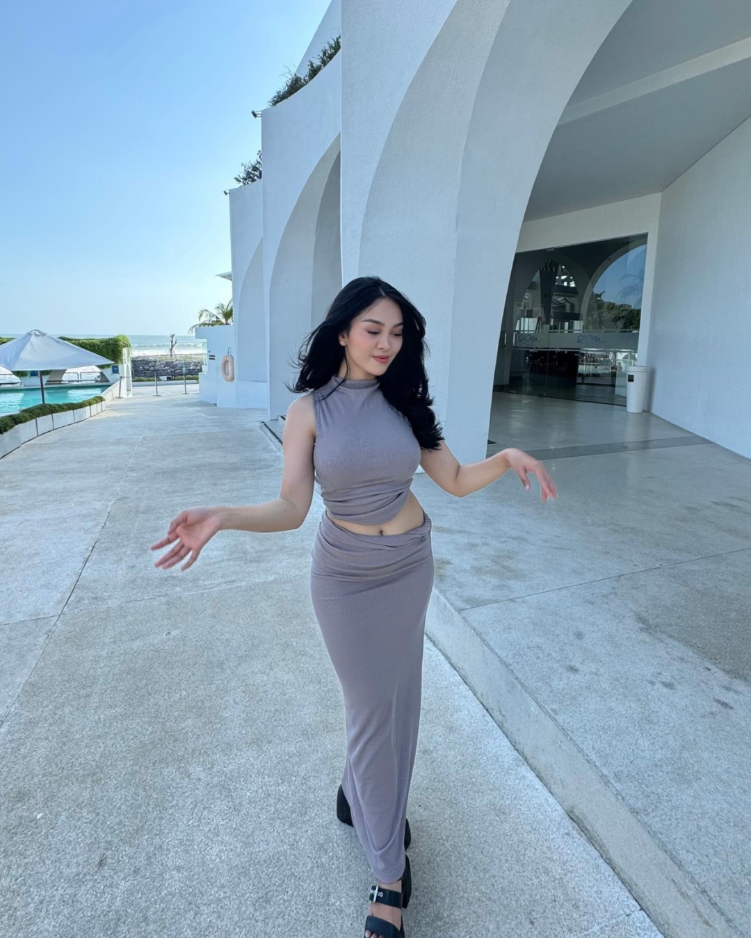 普普通通！但是非常耐看！身材不错！