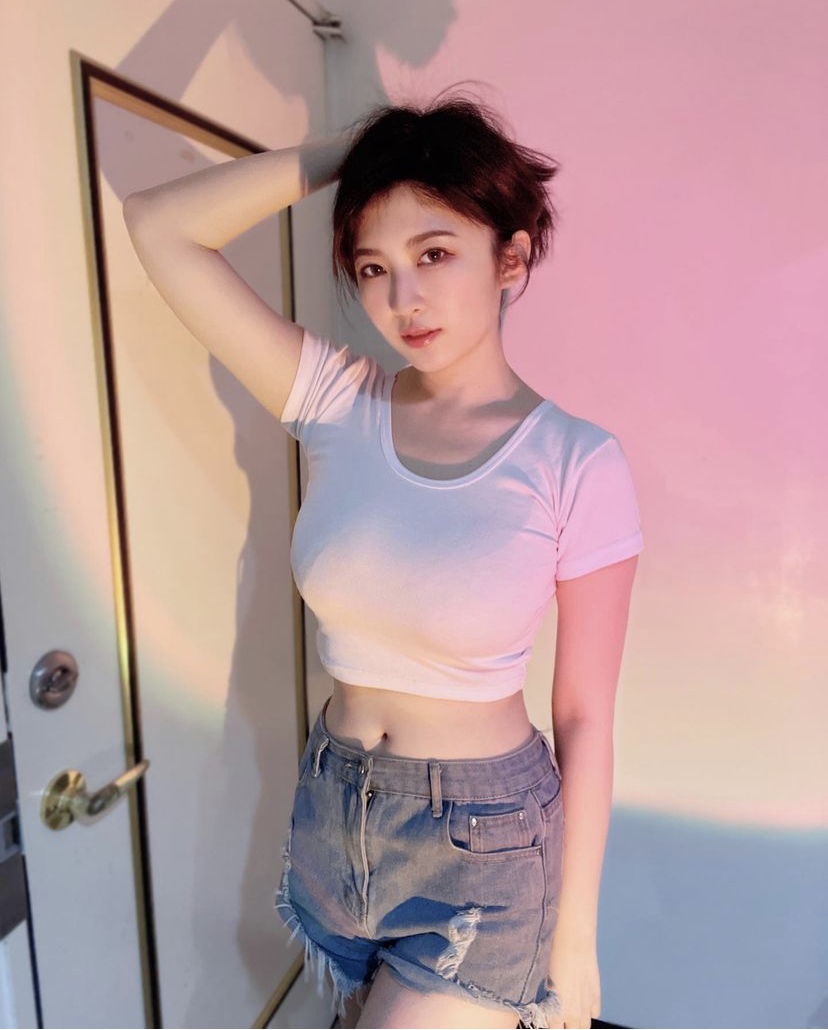 马来女歌手，有超大“杯”！