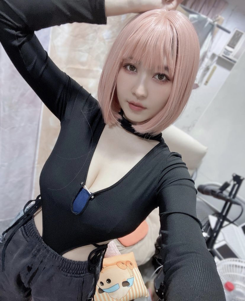 马来女歌手，有超大“杯”！