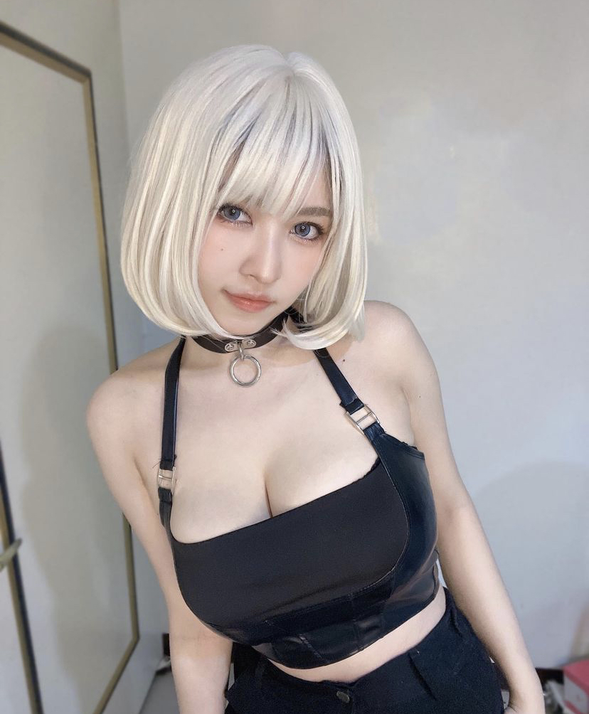 马来女歌手，有超大“杯”！