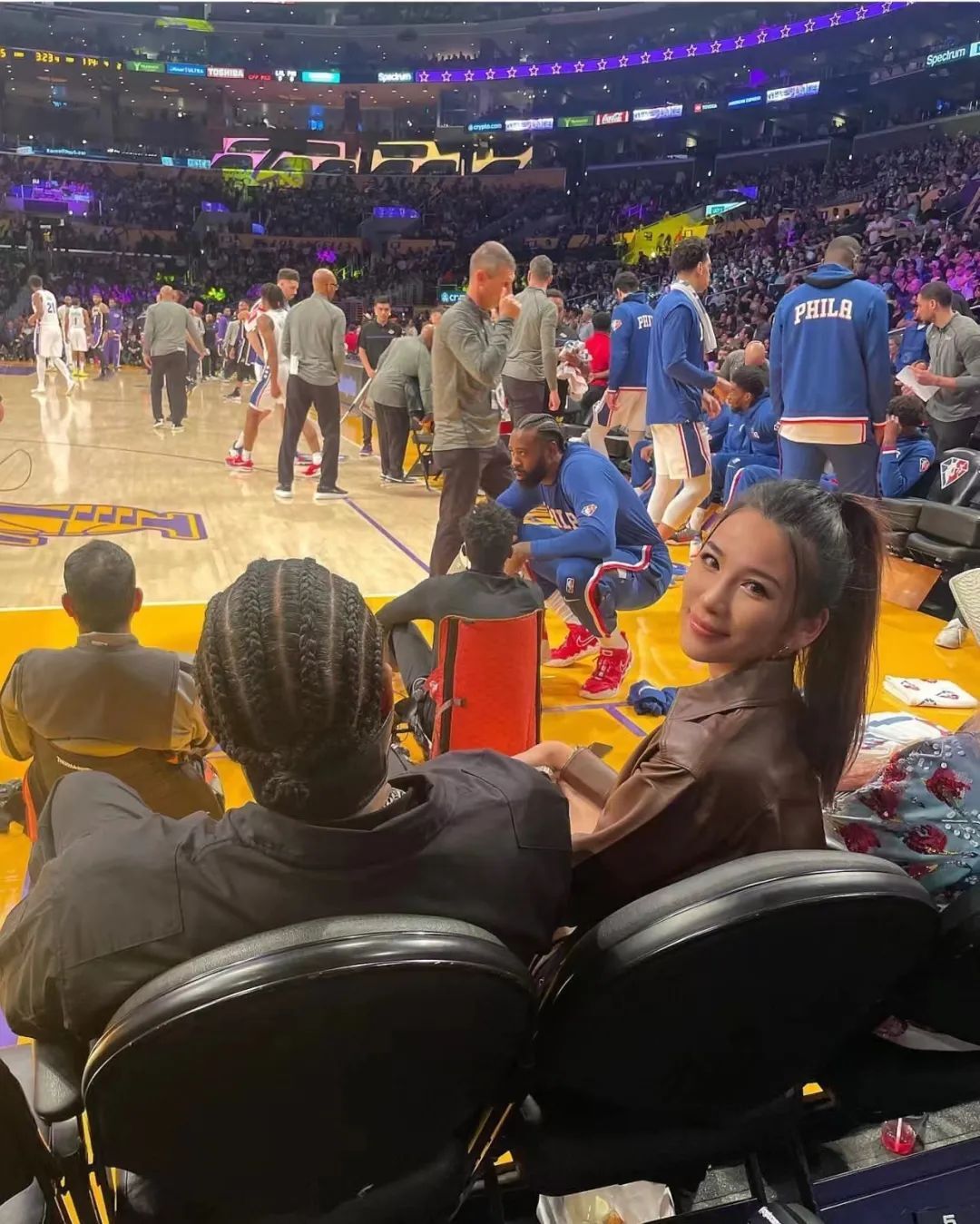 哇！湖人最美女球迷！常坐詹眉旁！大长腿抢镜啊！