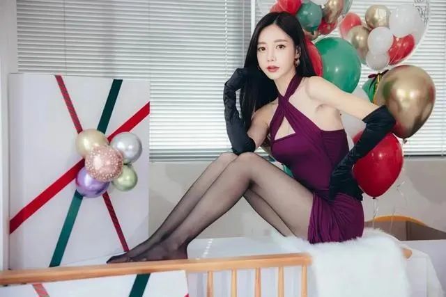 黑丝大长腿！这姐姐真的好美啊！