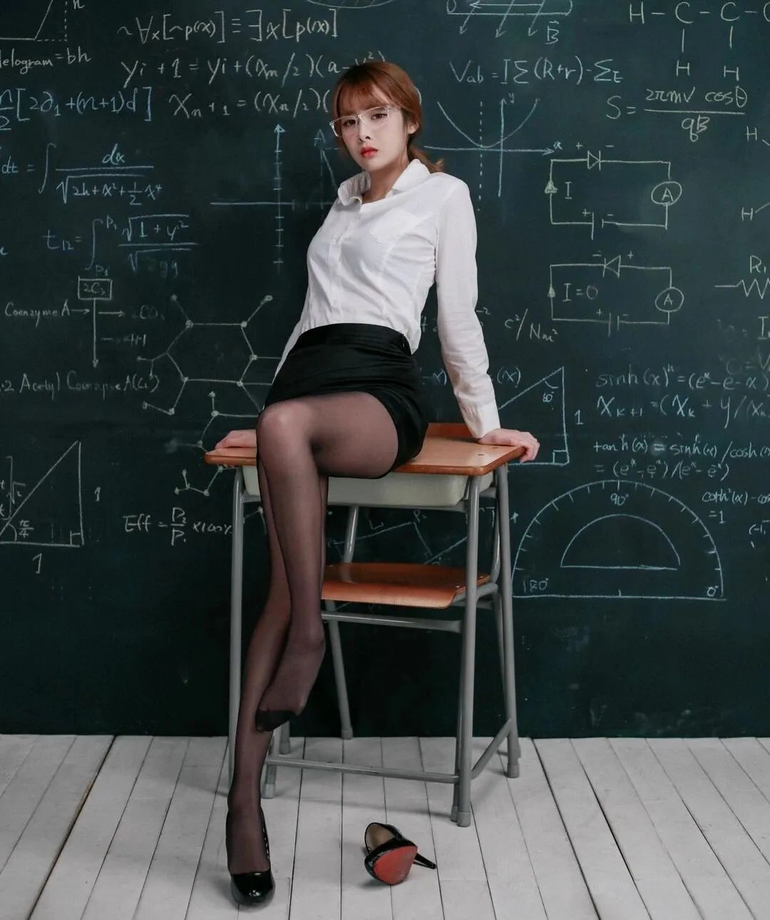 穿黑丝包臀裙上课，这数学“老师”有点凶！
