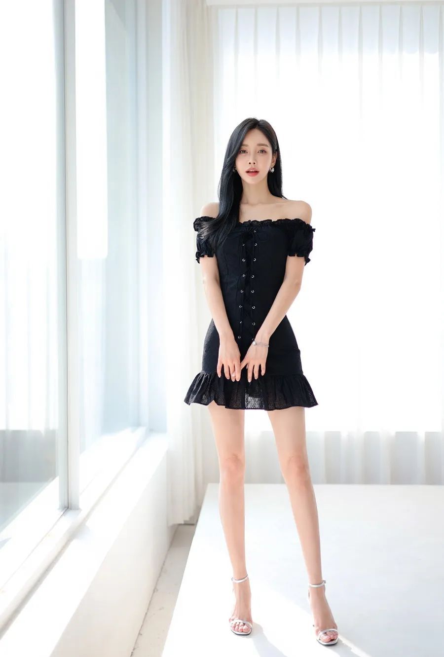 孙允珠图鉴844，黑色绑绳抹胸连衣裙