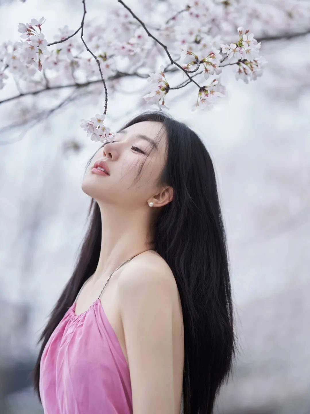 人美还是花美