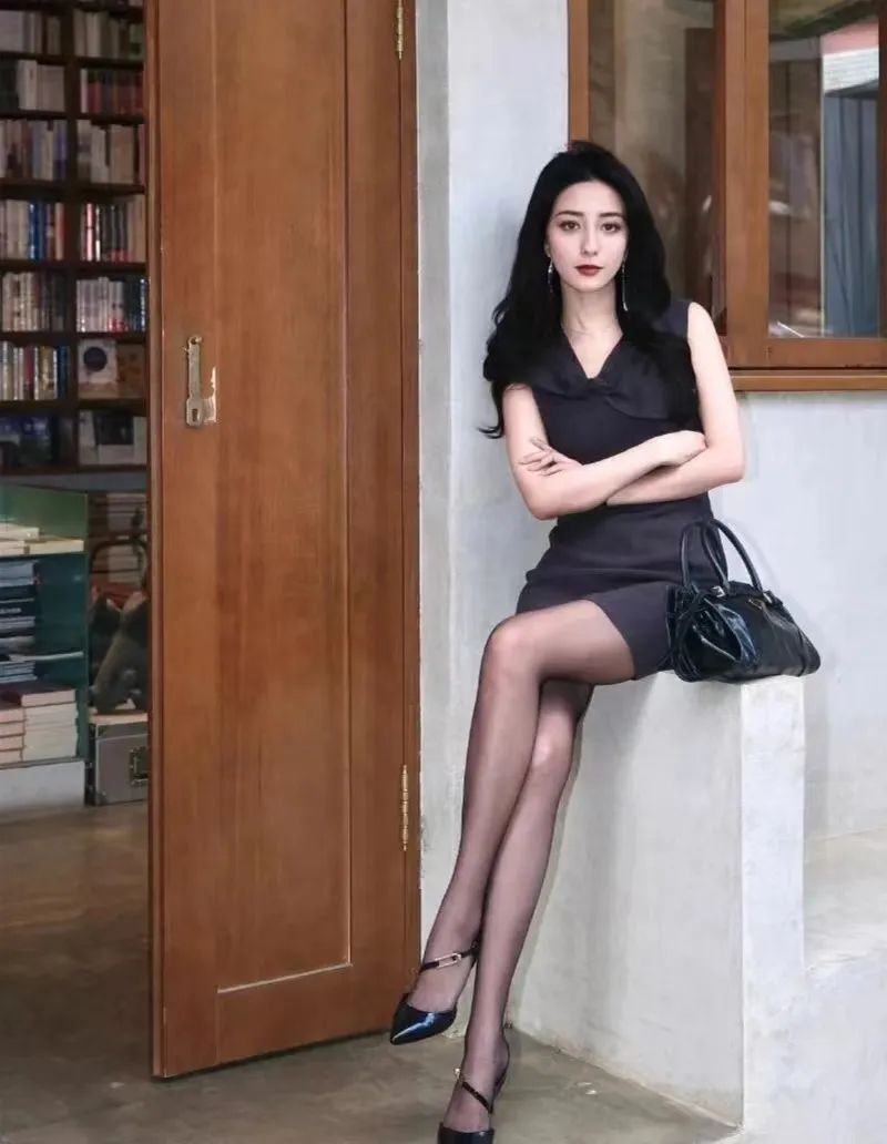 黑丝短裙小高跟！这少妇，你爱了吗？
