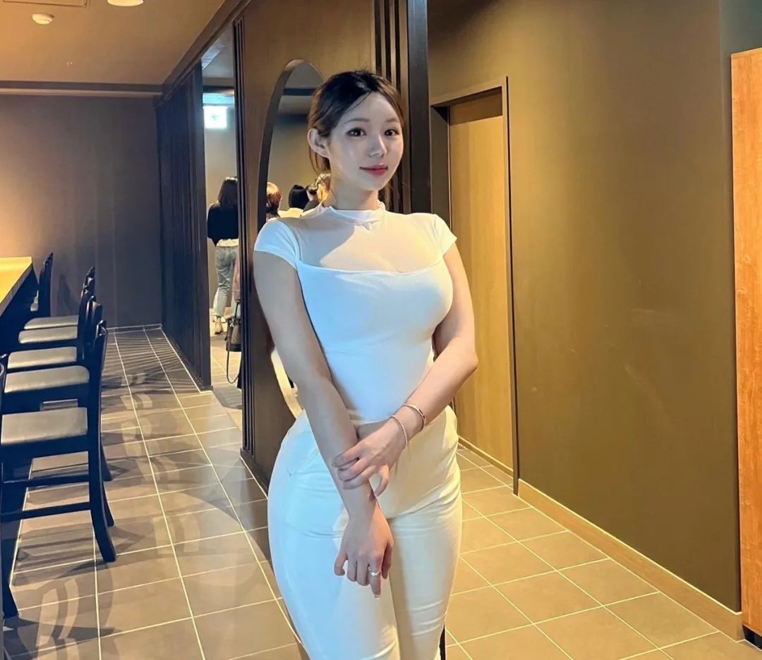 身材也太顶了吧！曲线非常完美！