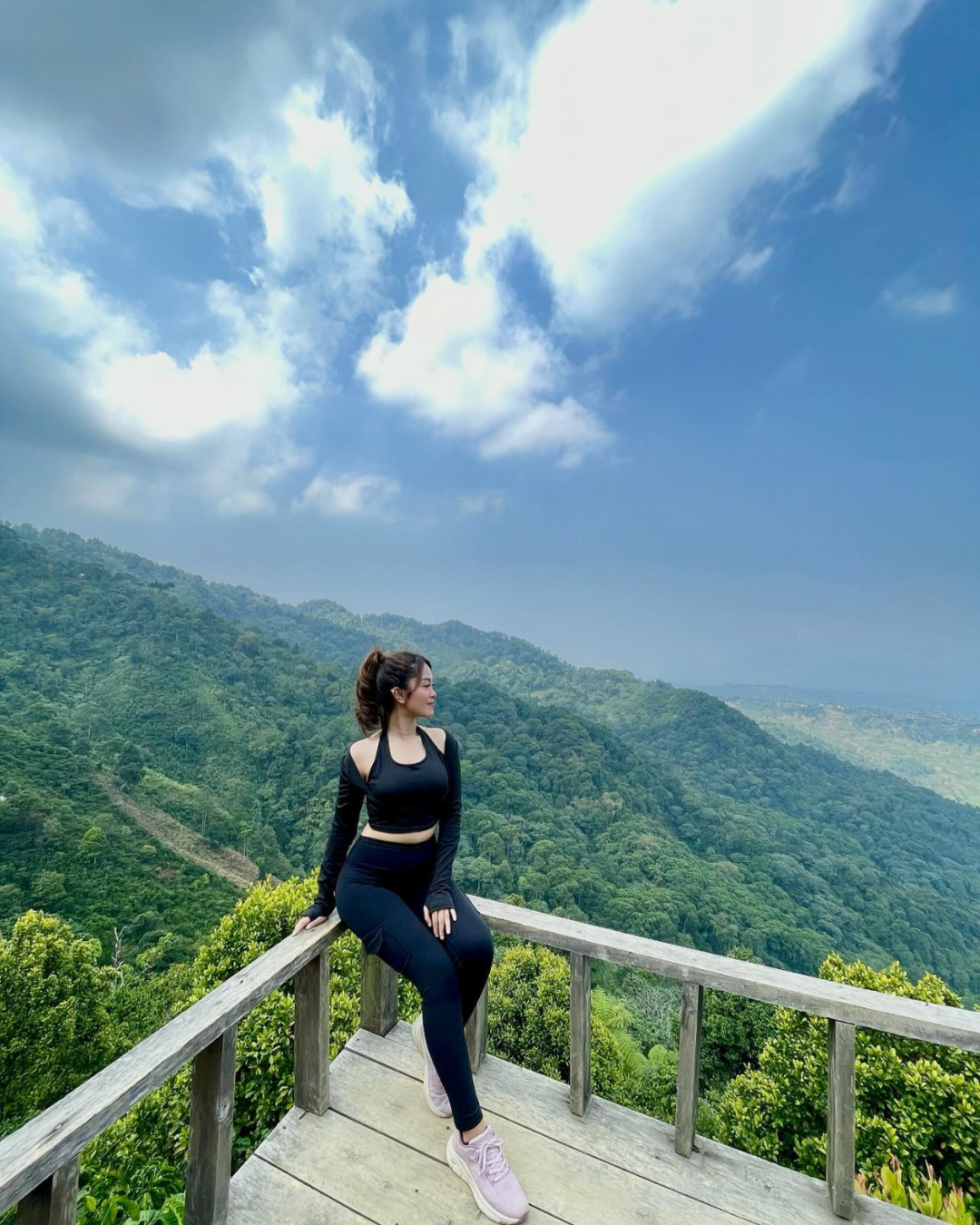 普普通通！但是非常耐看！身材不错！