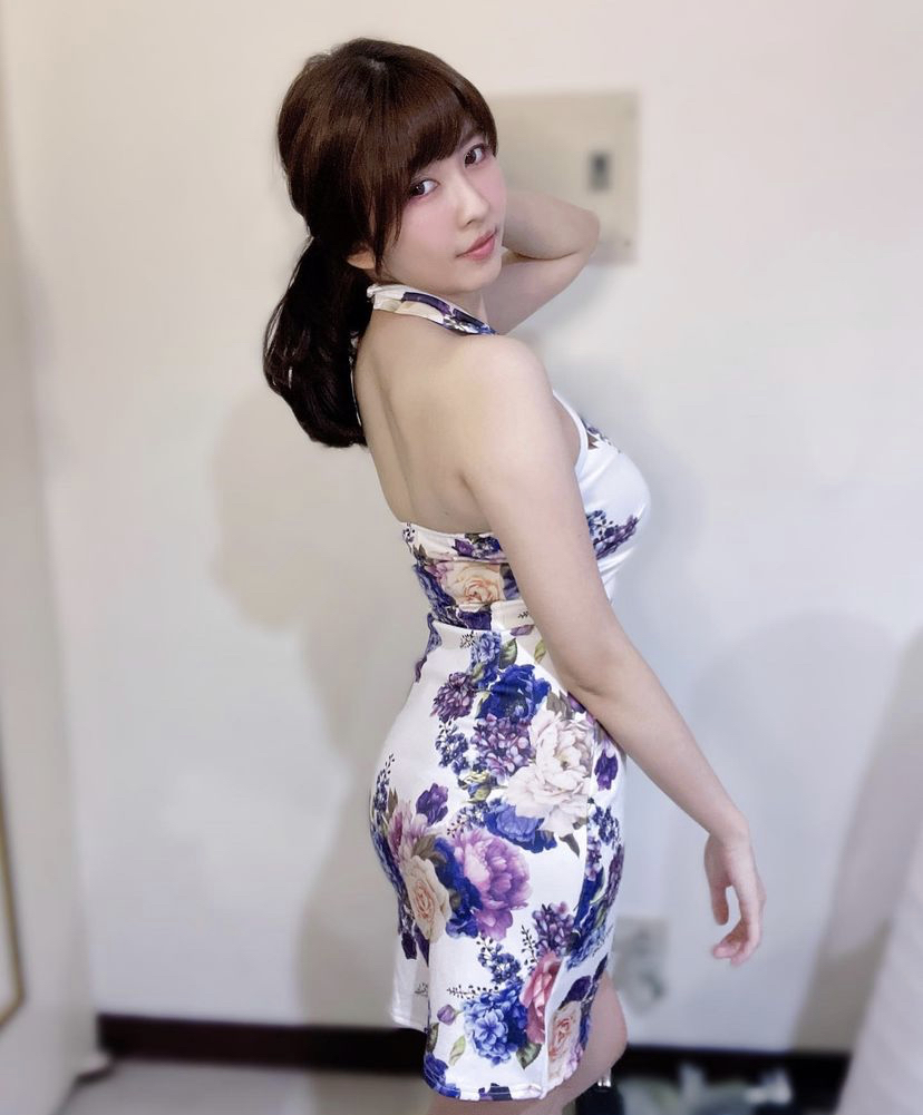 马来女歌手，有超大“杯”！