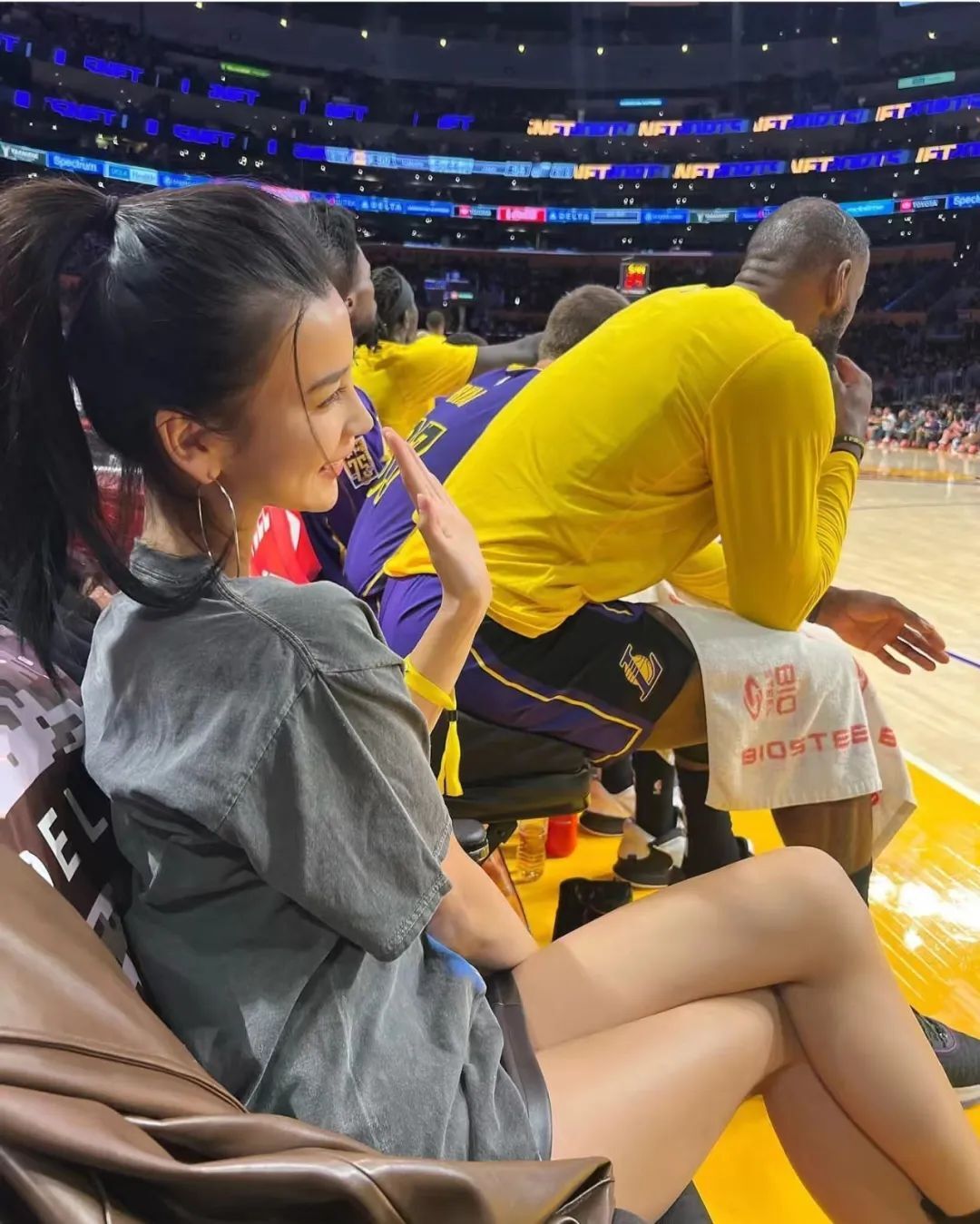 哇！湖人最美女球迷！常坐詹眉旁！大长腿抢镜啊！