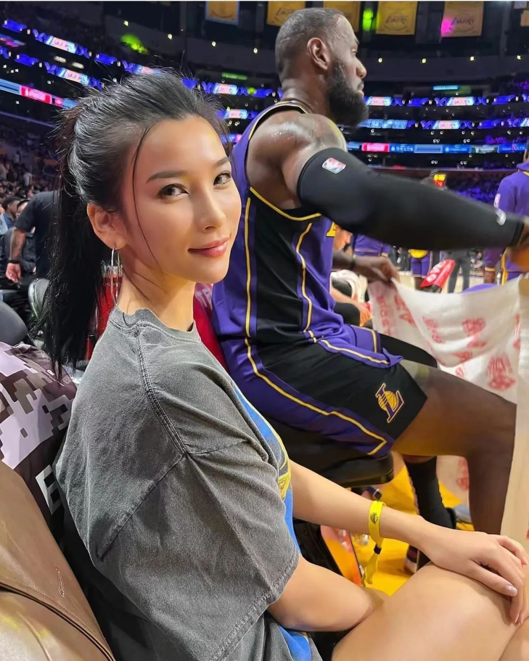 哇！湖人最美女球迷！常坐詹眉旁！大长腿抢镜啊！