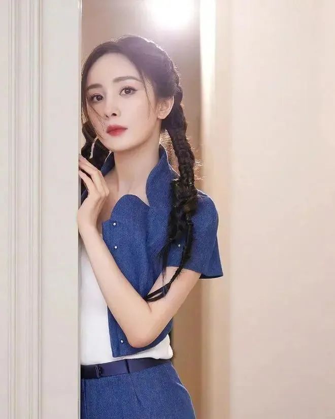 黑丝大幂幂！白嫩大长腿，太诱惑了吧！