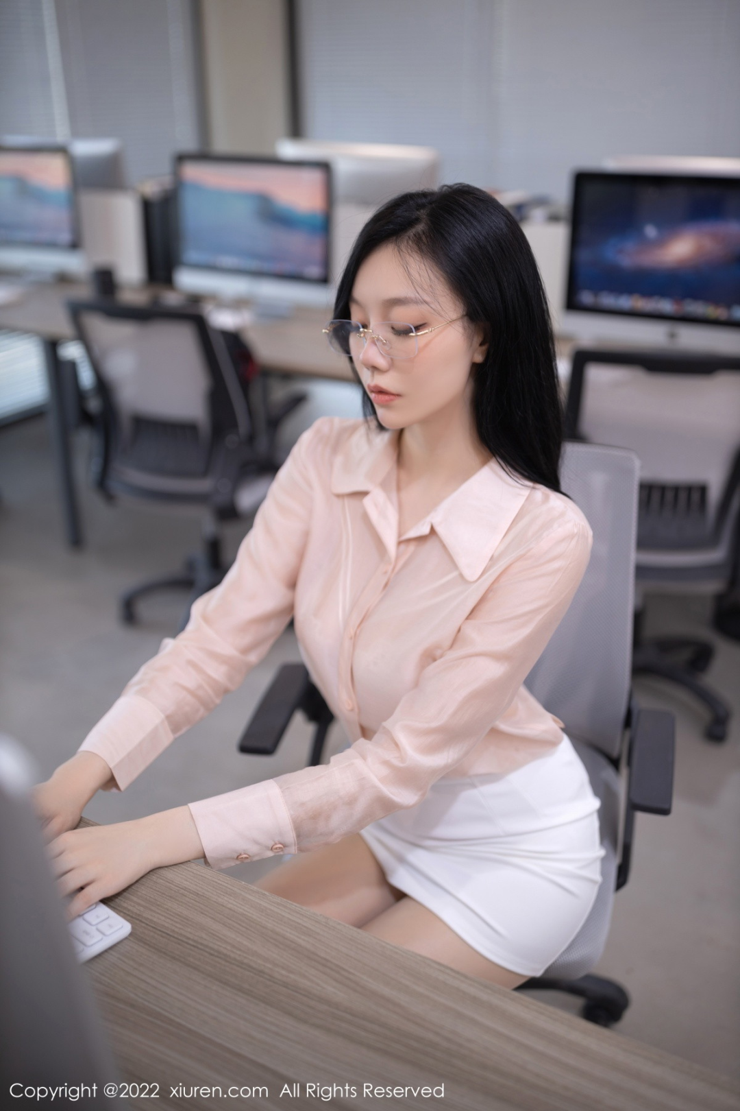 穿短裙肉丝的面试官！小姐姐好有魅力...