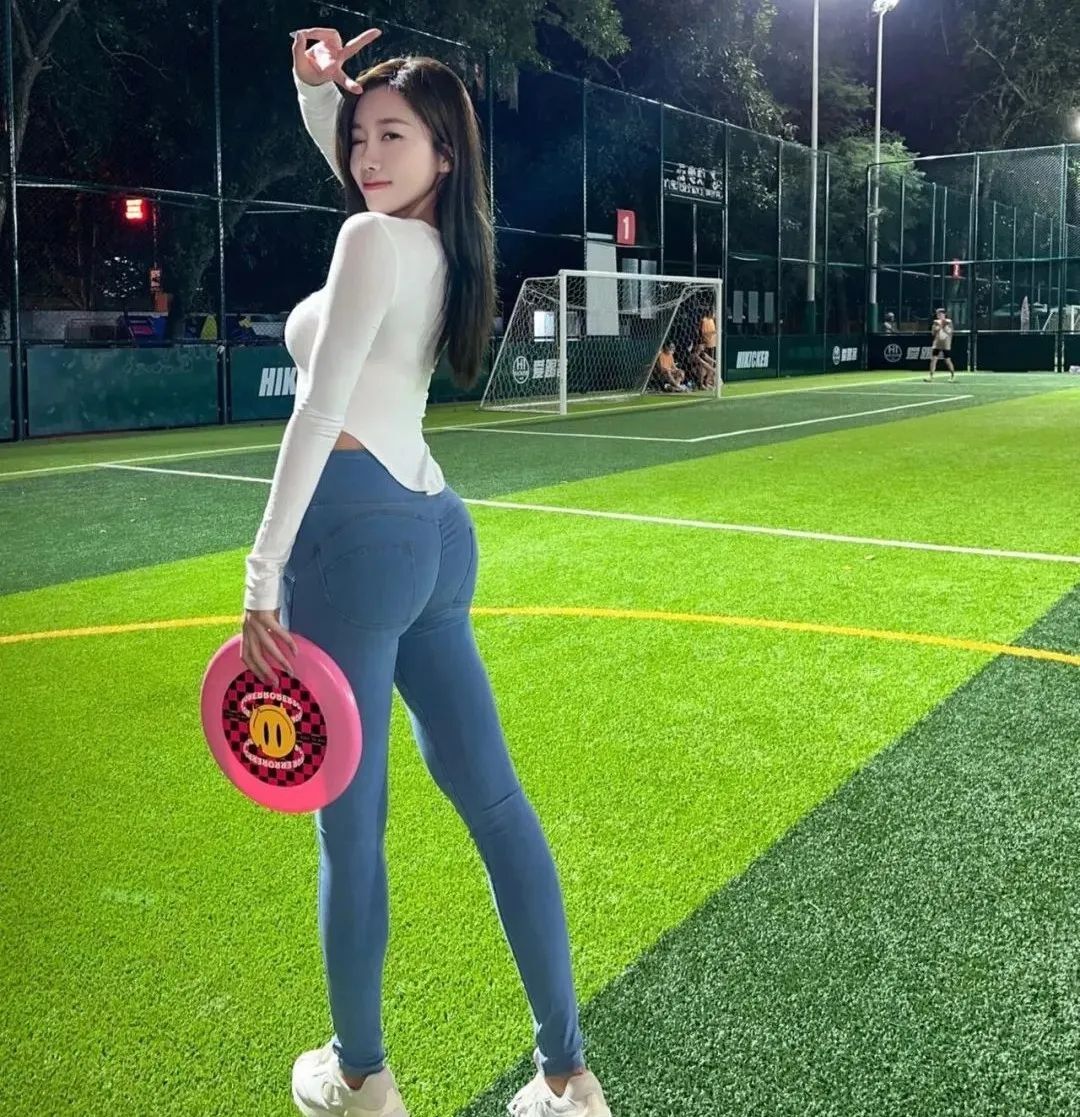最美飞盘女神！黑丝大长腿，谁能不迷糊？